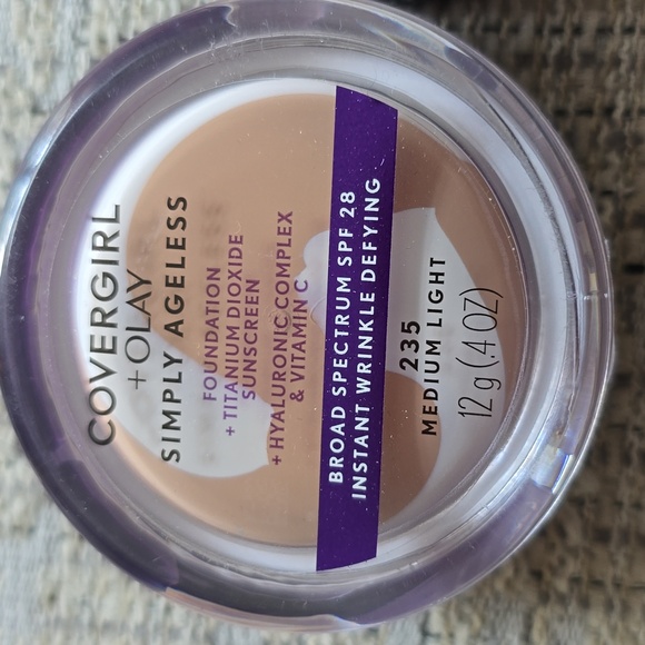 COVERGIRL+OLAY SIMPLY AGELESS FOUNDATION  #235 MEDIUM LIGHT & #210 CLASSIC IVORY - Picture 2 of 5